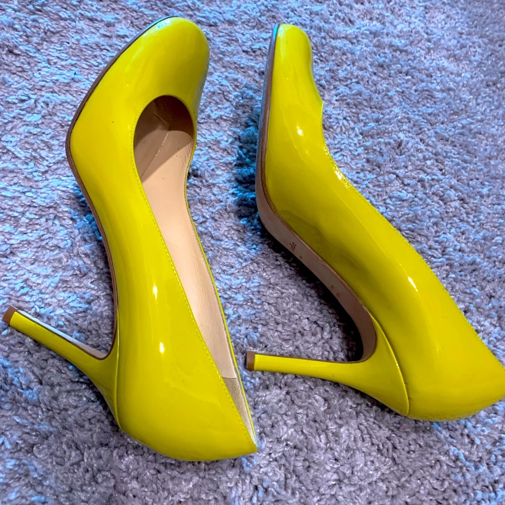 Kate Spade Yellow Round toe pump. Size 9.5. Heel 3.5. Patent leather.